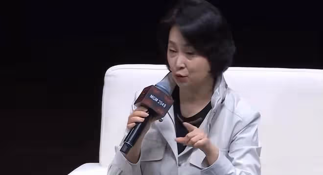 張藝謀穿皮褲現身澳門，和何超瓊一起合作，實現首個駐場大秀
