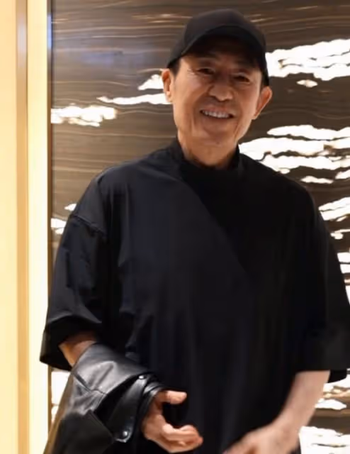 張藝謀穿皮褲現身澳門，和何超瓊一起合作，實現首個駐場大秀