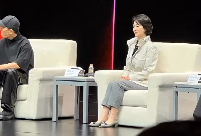 張藝謀穿皮褲現身澳門，和何超瓊一起合作，實現首個駐場大秀
