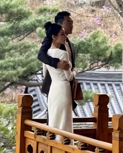 汪小菲正式公開未婚妻合照，兩人摟肩對視甜笑，夫妻相很濃
