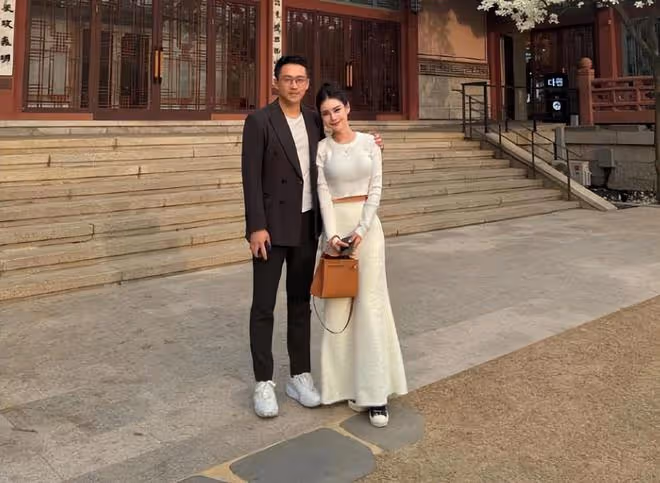 汪小菲正式公開未婚妻合照，兩人摟肩對視甜笑，夫妻相很濃