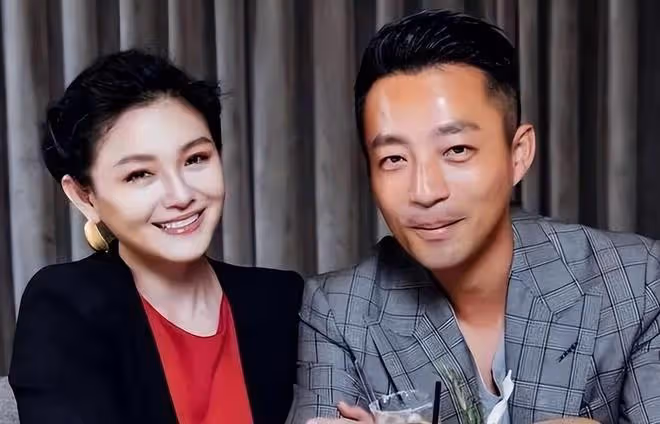 汪小菲正式公開未婚妻合照，兩人摟肩對視甜笑，夫妻相很濃
