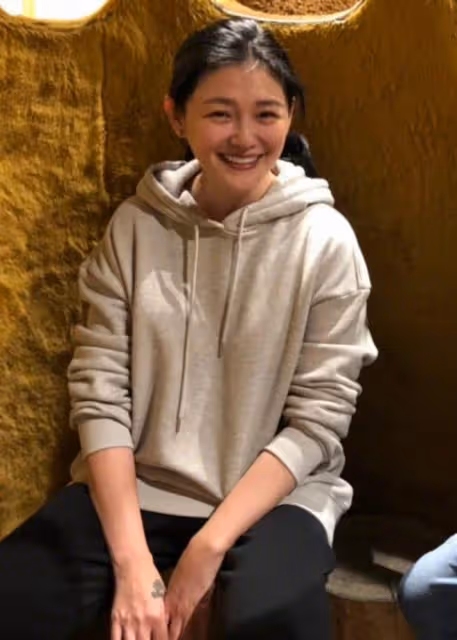 汪小菲正式公開未婚妻合照，兩人摟肩對視甜笑，夫妻相很濃