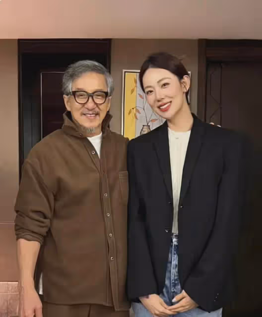成龍慶70大壽現場曝光，邀女網紅一家吃飯親密合影，女方身份曝光