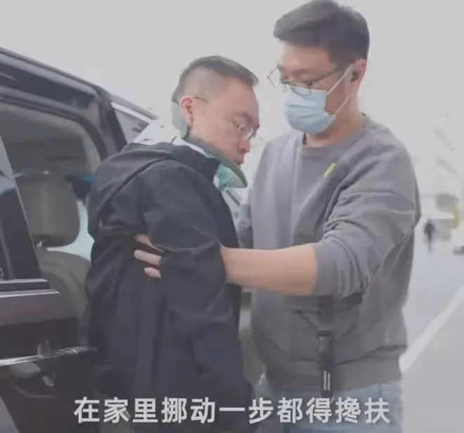 破防！蔡磊談近況：坐不了凳子，隨時都要摔倒，一直在咬牙堅持！