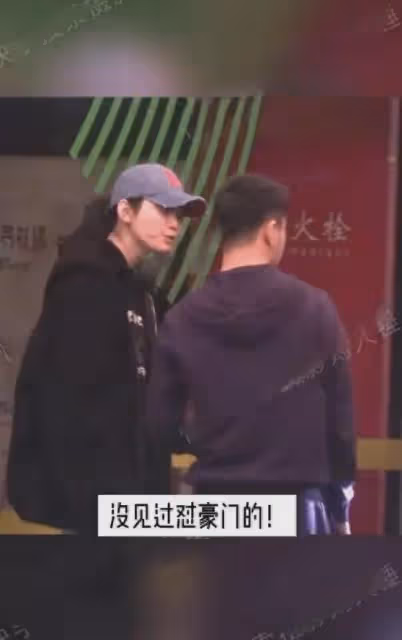 不忍了？奚夢瑤罕見發飆！當街與何猷君吵架，男方卑微求和被大吼