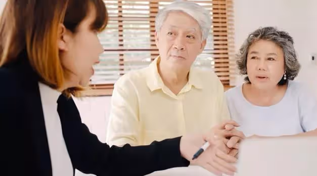 80多歲爺爺被保險員哄騙，居然簽了40年的儲蓄險保單，每年要付200萬保費，我氣得吼他：「40年後才能領！你能活到128歲？」他根本聽不進去，說我詛咒...