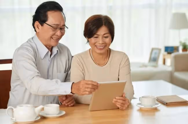 80多歲爺爺被保險員哄騙，居然簽了40年的儲蓄險保單，每年要付200萬保費，我氣得吼他：「40年後才能領！你能活到128歲？」他根本聽不進去，說我詛咒...