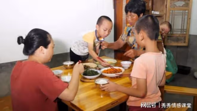 外孫女搶孫子的香腸，我打了外孫女一巴掌，女婿斷了我的生活費