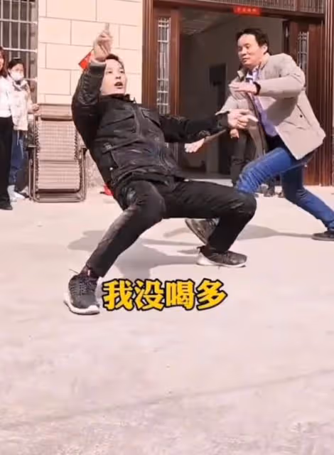 妻管嚴？一男子醉酒後遭妻子埋怨，男子為證明沒喝醉在院子裡打拳