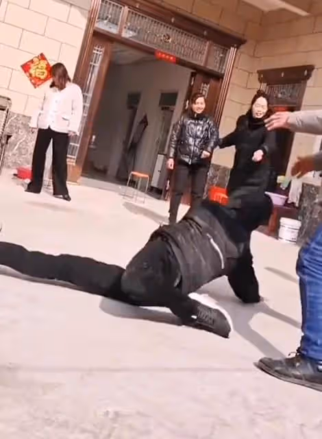 妻管嚴？一男子醉酒後遭妻子埋怨，男子為證明沒喝醉在院子裡打拳