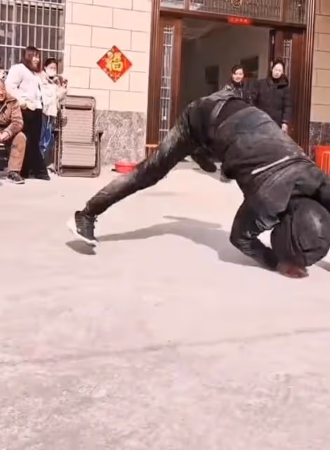妻管嚴？一男子醉酒後遭妻子埋怨，男子為證明沒喝醉在院子裡打拳