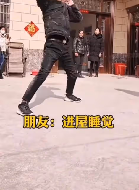 妻管嚴？一男子醉酒後遭妻子埋怨，男子為證明沒喝醉在院子裡打拳