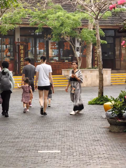 撒貝寧夫婦罕見秀恩！保姆會英文有邊界感，拎包帶娃全程幹活！