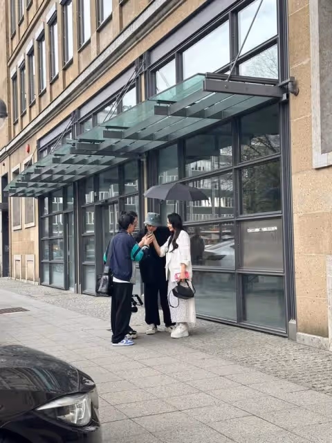 56歲伊能靜德國被偶遇，生圖臉僵仍被誇像29歲，手背卻暴露年齡！