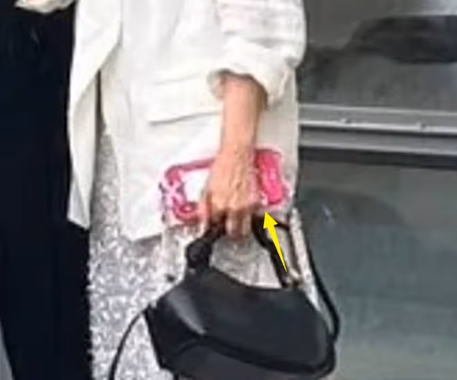 56歲伊能靜德國被偶遇，生圖臉僵仍被誇像29歲，手背卻暴露年齡！