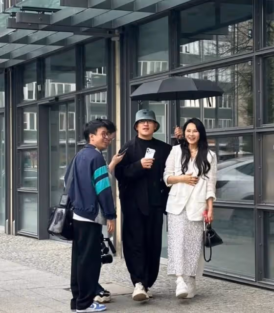 56歲伊能靜德國被偶遇，生圖臉僵仍被誇像29歲，手背卻暴露年齡！