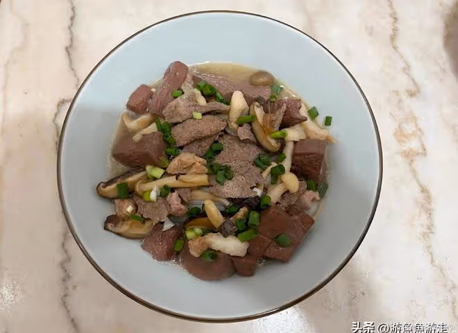 菇菌豬雜粉，湯底鮮甜醇厚、肉嫩粉香，真過癮（小魚兒菜譜433）
