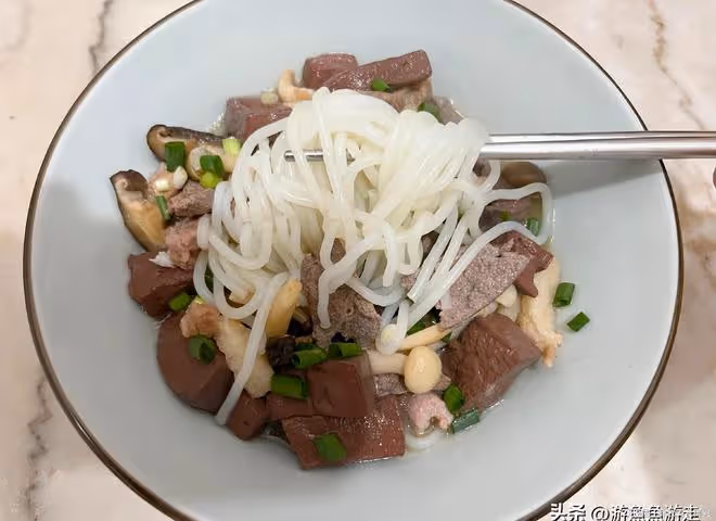 菇菌豬雜粉，湯底鮮甜醇厚、肉嫩粉香，真過癮（小魚兒菜譜433）