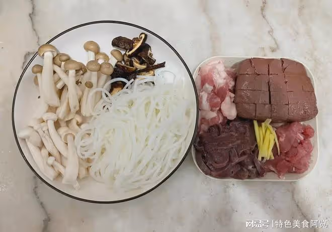 菇菌豬雜粉，湯底鮮甜醇厚、肉嫩粉香，真過癮（小魚兒菜譜433）