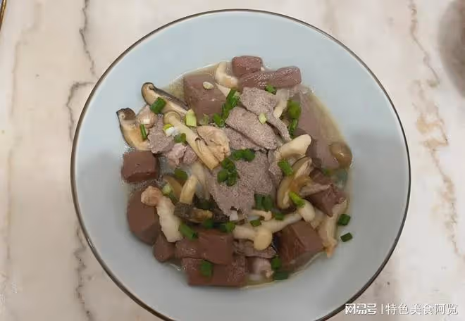 菇菌豬雜粉，湯底鮮甜醇厚、肉嫩粉香，真過癮（小魚兒菜譜433）