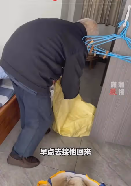 女子去敬老院接84歲大爺爺回家，看到老人收拾好安靜等待，淚目了