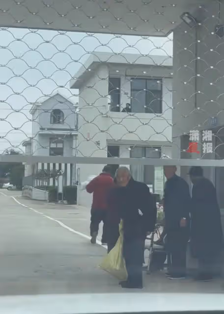女子去敬老院接84歲大爺爺回家，看到老人收拾好安靜等待，淚目了