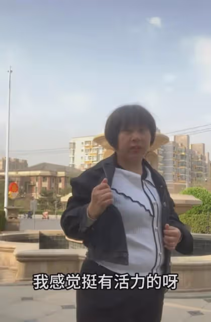 30多歲女子送娃上學被當奶奶，怒曬穿搭質問哪裡顯老，見髮型悟了