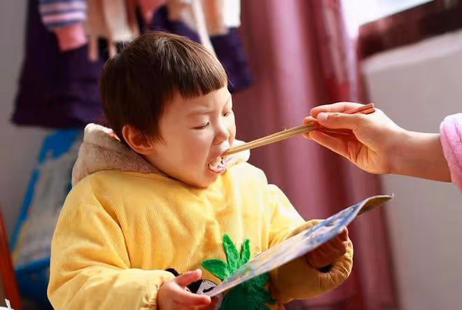 鄰居大媽幫忙帶孫子時，就跟兒媳提了6個條件，結果帶娃5年無矛盾