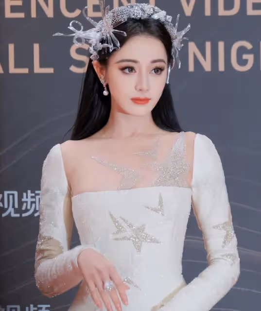 女演員長相很重要，《城中之城》30歲隆妮出場，才明白人間尤物