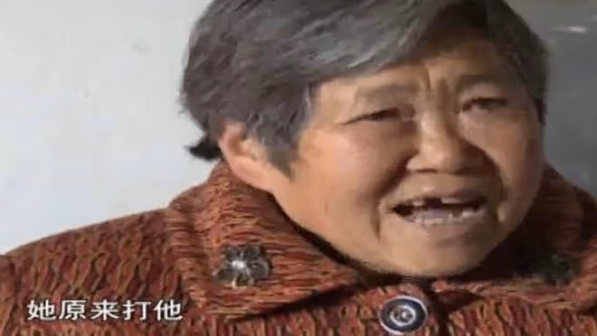 男子被妻子家暴8年，連女婿也打他，兩個女兒：誰讓他沒錢了