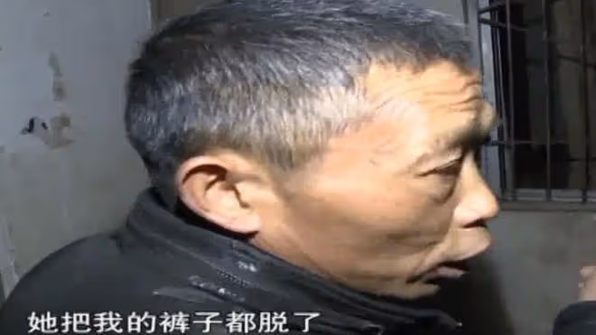 男子被妻子家暴8年，連女婿也打他，兩個女兒：誰讓他沒錢了