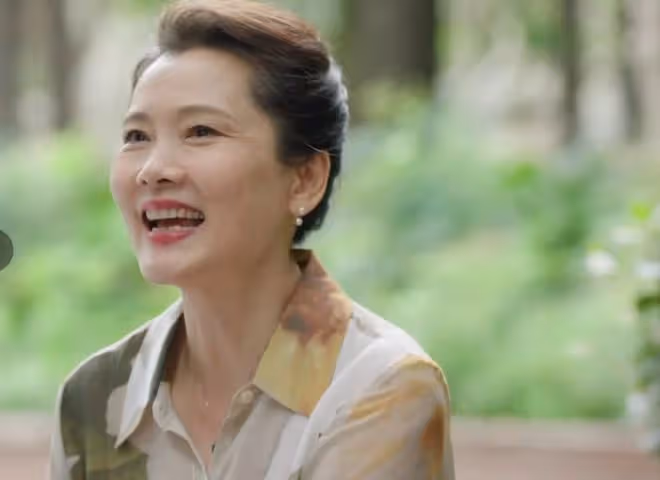 31歲楊紫和60歲何賽飛同框，「科技臉」和原生臉的差別出來了