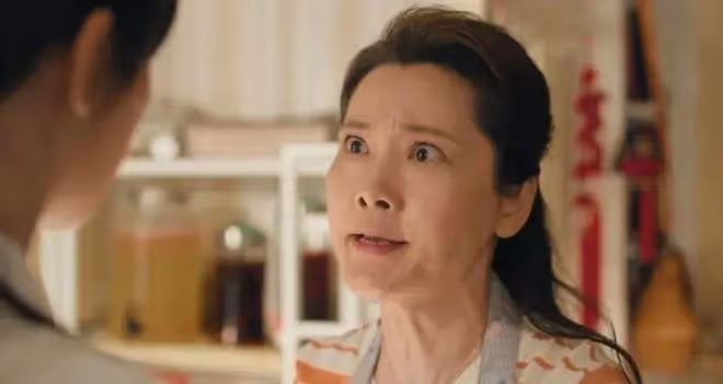 31歲楊紫和60歲何賽飛同框，「科技臉」和原生臉的差別出來了