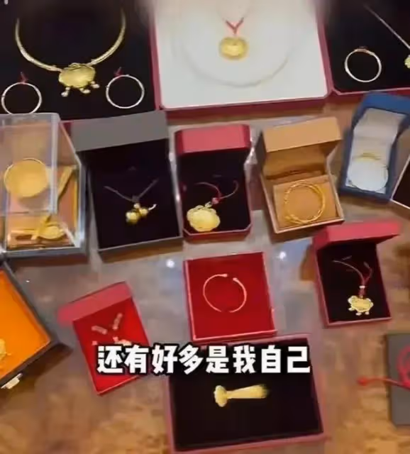 趙本山外孫：3個月重13斤，滿月收一大堆金器，被誇「會投胎」