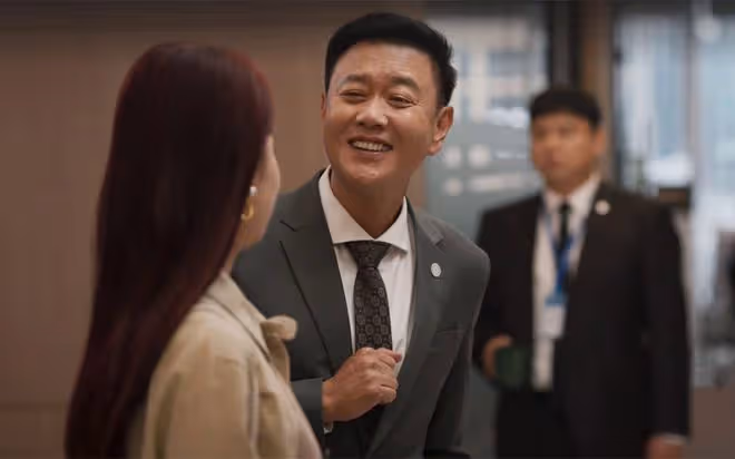 《城中之城》首播：拋妻棄子的蘇見仁，才是最精明的人？害慘趙輝