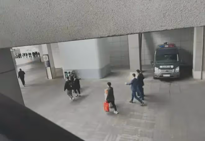 節儉！李斌曬辦公室內景，狹小擁擠，桌子兩人共用，網友：太破！
