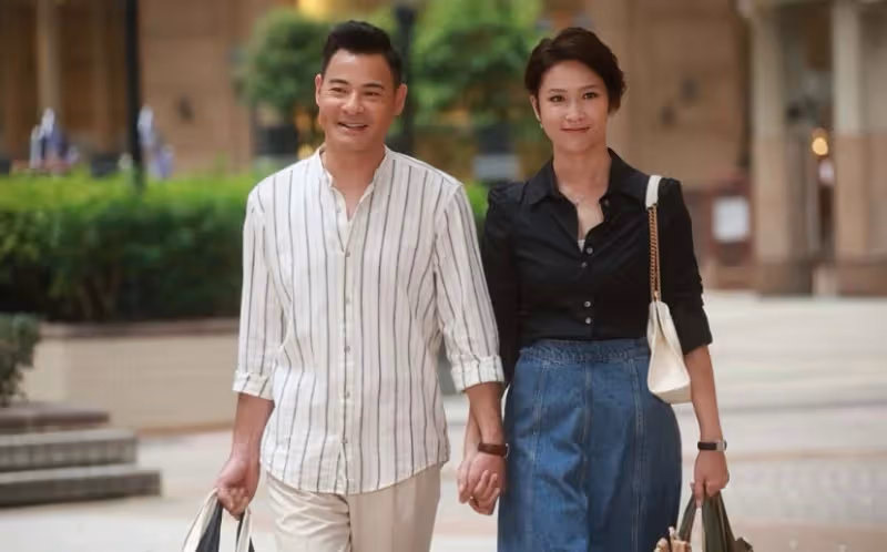 56歲TVB知名男星黃智賢,為新劇練出六塊腹肌,結婚多年堅持丁克