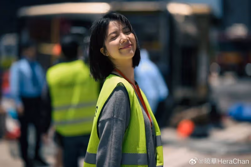 TVB前港姐冠軍陳曉華近況曝光!曬女僕裝造型,擺誘惑動作秀美腿