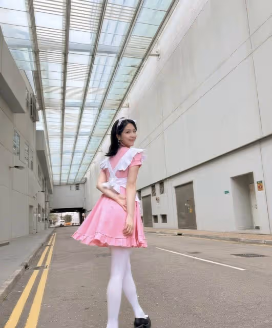TVB前港姐冠軍陳曉華近況曝光!曬女僕裝造型,擺誘惑動作秀美腿