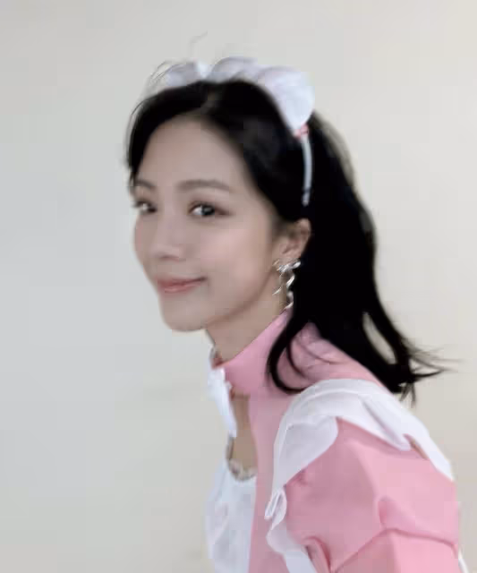 TVB前港姐冠軍陳曉華近況曝光!曬女僕裝造型,擺誘惑動作秀美腿