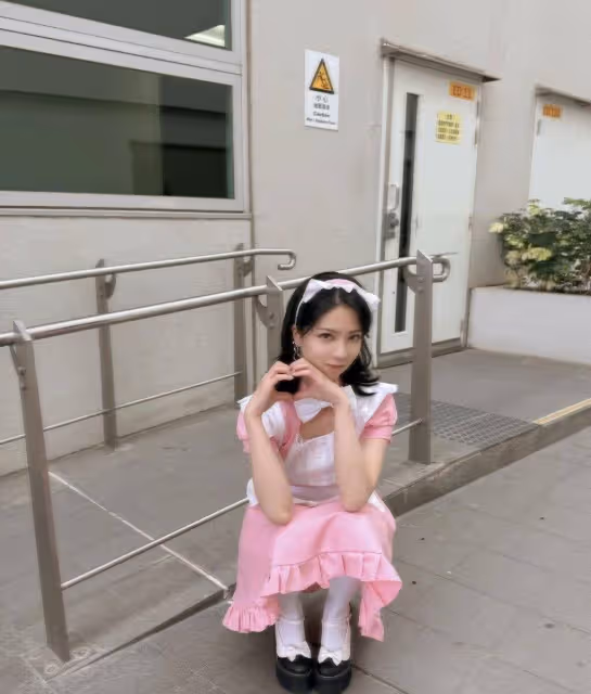TVB前港姐冠軍陳曉華近況曝光!曬女僕裝造型,擺誘惑動作秀美腿
