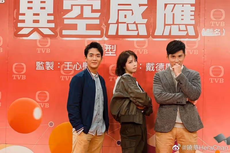 TVB前港姐冠軍陳曉華近況曝光!曬女僕裝造型,擺誘惑動作秀美腿