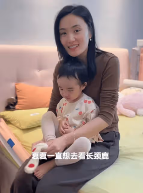 李亞鵬老婆孩子逛動物園,金喜瘦得眼窩凹陷,2歲夏夏俏皮又可愛