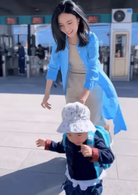 李亞鵬老婆孩子逛動物園,金喜瘦得眼窩凹陷,2歲夏夏俏皮又可愛