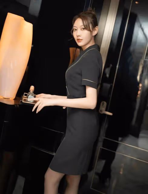 黑色制服魅力無限,職場新風尚引遐想,清雅麗人展風姿,端莊氣質難忘懷