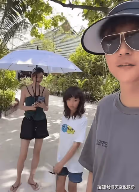 張丹峰曬一家三口,彤彤被爸爸說皮膚黑當場生氣,洪欣瘦成紙片人