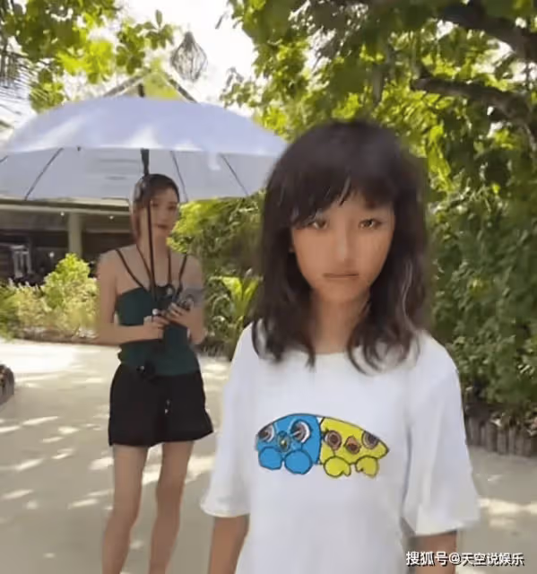 張丹峰曬一家三口,彤彤被爸爸說皮膚黑當場生氣,洪欣瘦成紙片人