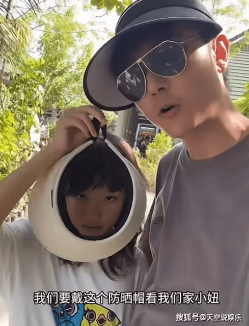 張丹峰曬一家三口,彤彤被爸爸說皮膚黑當場生氣,洪欣瘦成紙片人