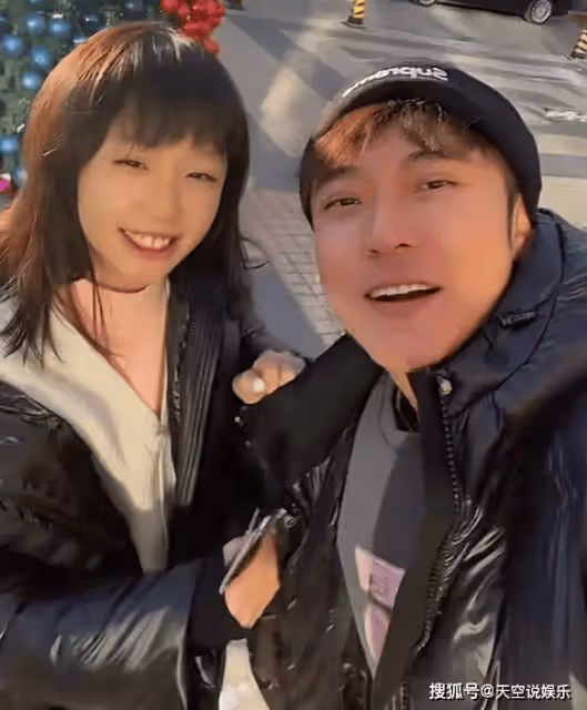 張丹峰曬一家三口，彤彤被爸爸說皮膚黑當場生氣，洪欣瘦成紙片人
